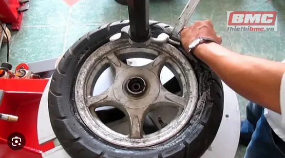 Hướng dẫn cách thay lốp xe máy chuẩn kỹ thuật an toàn chuẩn xác