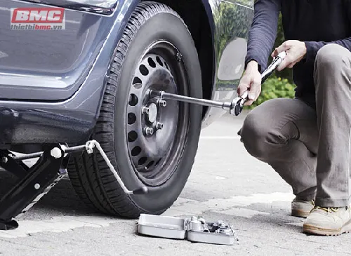 Làm sao thay lốp dự phòng chuẩn kỹ thuật khi xe gặp sự cố